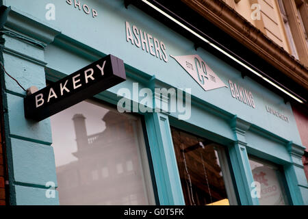 Royal Avenue, Belfast. Il 4 maggio 2016. Ashers panificio, che è al centro della torta Gay fila, quando Gay attivista per i diritti Gareth Lee il cui design avrebbe Foto Stock