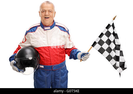 Uomo maturo in un racing uniforme tenendo una gara a scacchi bandiera isolati su sfondo bianco Foto Stock