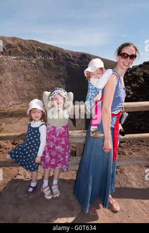 Donna turistiche bambini famiglia presso il cratere di Mt. Vesuvio / a piedi il vertice superiore del Vesuvio vicino a Napoli, Italia. Foto Stock