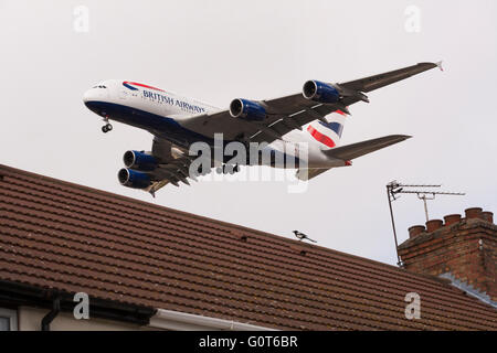 British Airways Airbus A380 - 841 (G-XLEK) lo sbarco sui tetti di Londra Heathrow airport. Foto Stock