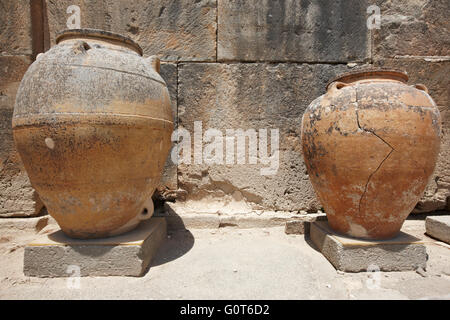 Vasi di ceramica in città Phaestos rovine a Creta. La Grecia. Posizione orizzontale Foto Stock