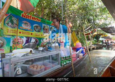 Prodotti visualizzati in un mercato galleggiante vicino a Bangkok in Tailandia Foto Stock