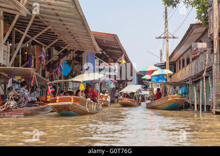 Prodotti visualizzati in un mercato galleggiante vicino a Bangkok in Tailandia Foto Stock