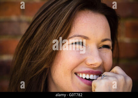 Ritratto di un felice successo ridere Donna sorridente al di fuori Foto Stock