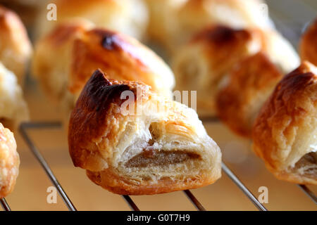 Rotoli di salsiccia cotta Foto Stock