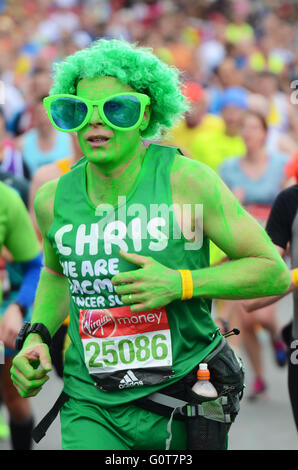 Guide di divertimento durante il 2016 Maratona di Londra Foto Stock