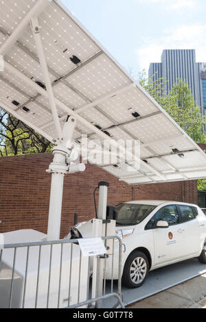 Elettronici del veicolo autonomo caricatore rinnovabile presso la polizia Plaza di New York City, Stati Uniti d'America Foto Stock