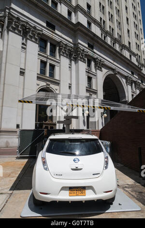 Elettronici del veicolo autonomo caricatore rinnovabile presso la polizia Plaza di New York City, Stati Uniti d'America Foto Stock