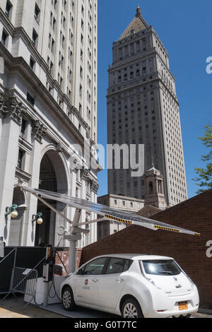 Elettronici del veicolo autonomo caricatore rinnovabile presso la polizia Plaza di New York City, Stati Uniti d'America Foto Stock