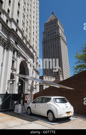 Elettronici del veicolo autonomo caricatore rinnovabile presso la polizia Plaza di New York City, Stati Uniti d'America Foto Stock