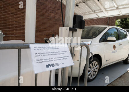 Elettronici del veicolo autonomo caricatore rinnovabile presso la polizia Plaza di New York City, Stati Uniti d'America Foto Stock