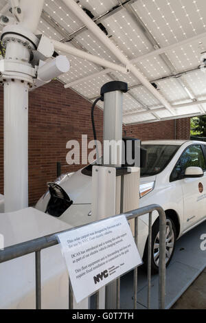 Elettronici del veicolo autonomo caricatore rinnovabile presso la polizia Plaza di New York City, Stati Uniti d'America Foto Stock