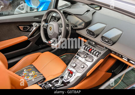 Interno cabina di pilotaggio di una Lamborghini Aventador. Foto Stock