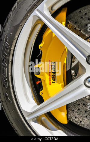 Giallo Brembo carbonio ceramico pinze freno su una Ferrari. Foto Stock