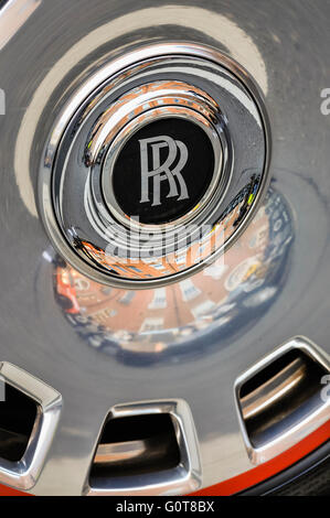 Mozzo ruota di una Rolls Royce con il "fluttuante" centro RR. Foto Stock