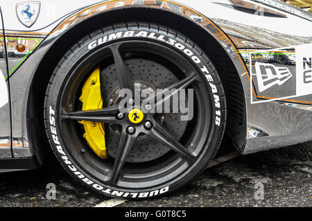 Giallo standard pinze freno su una Ferrari. Foto Stock