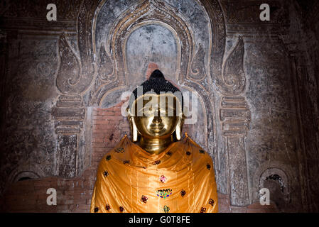 [Pagoda Dhammayazika] BAGAN, MYANMAR--la Pagoda Dhammayazika (scritta anche come Dhamma-ya-ka Zedi e Dhamma-Yazika) è un tempio buddista situato nella parte orientale della zona archeologica di Bagan. Completata nel 1198, e impiegando solo due anni per la costruzione, si stima che siano stati utilizzati sei milioni di mattoni nella sua costruzione. Negli anni '1990 è stato completamente rinnovato. È insolito per il suo design a 5 lati e un punto forte è la collezione di diverse centinaia di piastrelle che raccontano le storie della jataka (sulle precedenti nascite di Gautama Buddha). Foto Stock