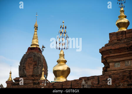 [Pagoda Dhammayazika] BAGAN, MYANMAR--la Pagoda Dhammayazika (scritta anche come Dhamma-ya-ka Zedi e Dhamma-Yazika) è un tempio buddista situato nella parte orientale della zona archeologica di Bagan. Completata nel 1198, e impiegando solo due anni per la costruzione, si stima che siano stati utilizzati sei milioni di mattoni nella sua costruzione. Negli anni '1990 è stato completamente rinnovato. È insolito per il suo design a 5 lati e un punto forte è la collezione di diverse centinaia di piastrelle che raccontano le storie della jataka (sulle precedenti nascite di Gautama Buddha). Foto Stock