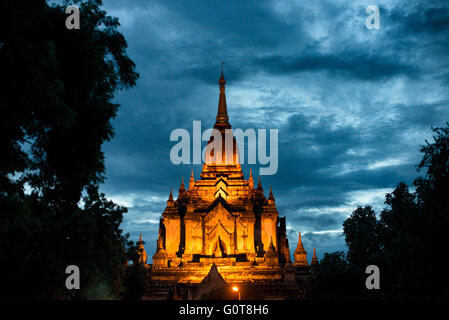 BAGAN, Myanmar - la Pagoda di Dhammayazika si staglia contro il cielo oscuro al crepuscolo a Bagan. Costruita nel 1196 dal re Narapatisithu, questa pagoda a base circolare con il suo caratteristico design pentagonale e la guglia dorata crea un contorno suggestivo mentre la luce del giorno svanisce. La forma unica della struttura contrasta con i tipici templi a base quadrata sparsi nell'antico paesaggio di Bagan. Foto Stock