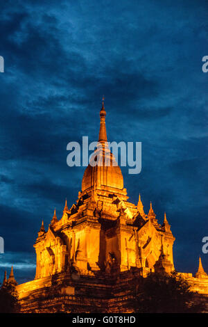 BAGAN, Myanmar - la Pagoda di Dhammayazika si staglia contro il cielo oscuro al crepuscolo a Bagan. Costruita nel 1196 dal re Narapatisithu, questa pagoda a base circolare con il suo caratteristico design pentagonale e la guglia dorata crea un contorno suggestivo mentre la luce del giorno svanisce. La forma unica della struttura contrasta con i tipici templi a base quadrata sparsi nell'antico paesaggio di Bagan. Foto Stock