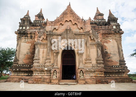 BAGAN, Myanmar - BAGAN, MYANMAR--risalente al regno di Narathihapate (1256-1287), Tayok Pye tempio si trova sul lato orientale della pianura di Bagan vicino Minnanthu. Di particolare nota sono rinnovate intricate stucchi decorativi e dipinti sulle pareti interne. È anche uno della manciata di templi che sono aperti per arrampicata su terrazzi superiori. Foto Stock