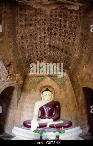 BAGAN, MYANMAR--risalente al regno di Narathihapate (1256-1287), Tayok Pye tempio si trova sul lato orientale della pianura di Bagan vicino Minnanthu. Di particolare nota sono rinnovate intricate stucchi decorativi e dipinti sulle pareti interne. È anche uno della manciata di templi che sono aperti per arrampicata su terrazzi superiori. Foto Stock