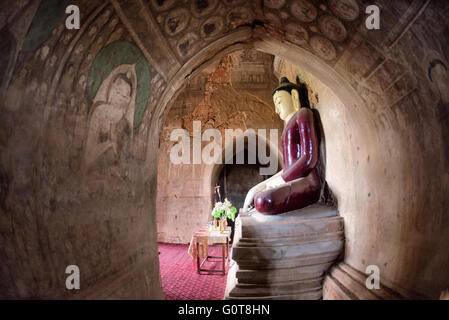 BAGAN, MYANMAR--risalente al regno di Narathihapate (1256-1287), Tayok Pye tempio si trova sul lato orientale della pianura di Bagan vicino Minnanthu. Di particolare nota sono rinnovate intricate stucchi decorativi e dipinti sulle pareti interne. È anche uno della manciata di templi che sono aperti per arrampicata su terrazzi superiori. Foto Stock