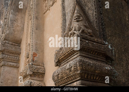 BAGAN, Myanmar - BAGAN, MYANMAR--risalente al regno di Narathihapate (1256-1287), Tayok Pye tempio si trova sul lato orientale della pianura di Bagan vicino Minnanthu. Di particolare nota sono rinnovate intricate stucchi decorativi e dipinti sulle pareti interne. È anche uno della manciata di templi che sono aperti per arrampicata su terrazzi superiori. Foto Stock