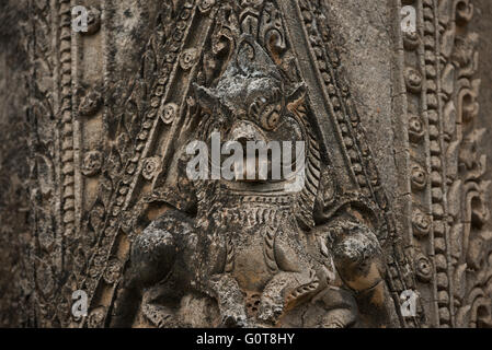 BAGAN, Myanmar - BAGAN, MYANMAR--risalente al regno di Narathihapate (1256-1287), Tayok Pye tempio si trova sul lato orientale della pianura di Bagan vicino Minnanthu. Di particolare nota sono rinnovate intricate stucchi decorativi e dipinti sulle pareti interne. È anche uno della manciata di templi che sono aperti per arrampicata su terrazzi superiori. Foto Stock