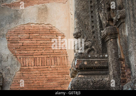 BAGAN, Myanmar - BAGAN, MYANMAR--risalente al regno di Narathihapate (1256-1287), Tayok Pye tempio si trova sul lato orientale della pianura di Bagan vicino Minnanthu. Di particolare nota sono rinnovate intricate stucchi decorativi e dipinti sulle pareti interne. È anche uno della manciata di templi che sono aperti per arrampicata su terrazzi superiori. Foto Stock