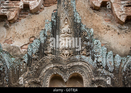 BAGAN, Myanmar - BAGAN, MYANMAR--risalente al regno di Narathihapate (1256-1287), Tayok Pye tempio si trova sul lato orientale della pianura di Bagan vicino Minnanthu. Di particolare nota sono rinnovate intricate stucchi decorativi e dipinti sulle pareti interne. È anche uno della manciata di templi che sono aperti per arrampicata su terrazzi superiori. Foto Stock