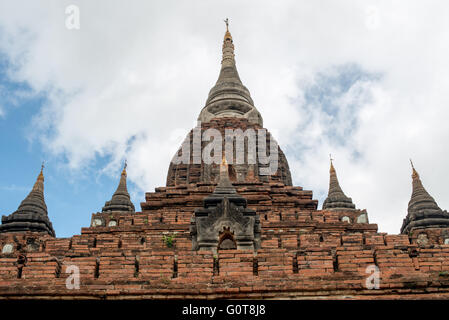 BAGAN, Myanmar — il tempio di Naga Yon Hpaya si trova a Bagan, Myanmar. Costruita nel tardo XI secolo, la struttura in mattoni presenta una caratteristica torre shikhara in stile indiano. Il tempio è noto per i suoi affreschi ben conservati e una grande immagine di Buddha seduto all'interno. Foto Stock