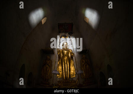 BAGAN, Myanmar — il tempio di Naga Yon Hpaya si trova a Bagan, Myanmar. Costruita nel tardo XI secolo, la struttura in mattoni presenta una caratteristica torre shikhara in stile indiano. Il tempio è noto per i suoi affreschi ben conservati e una grande immagine di Buddha seduto all'interno. Foto Stock