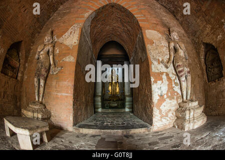 BAGAN, Myanmar — il tempio di Naga Yon Hpaya si trova a Bagan, Myanmar. Costruita nel tardo XI secolo, la struttura in mattoni presenta una caratteristica torre shikhara in stile indiano. Il tempio è noto per i suoi affreschi ben conservati e una grande immagine di Buddha seduto all'interno. Foto Stock