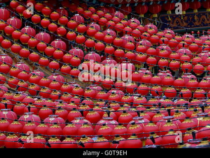 Decorativo lanterne rosse appese durante la celebrazione del Capodanno Cinese e altre stagioni festive nei templi. Foto Stock