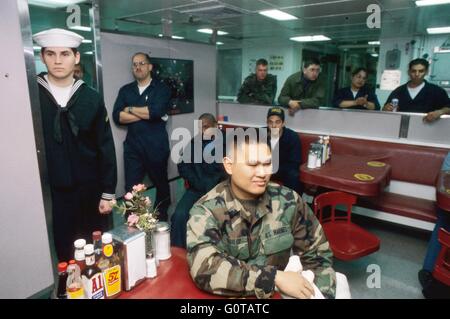 US NAVY, crew in refettorio camera su Amphibious Assault ship Wasp Foto Stock