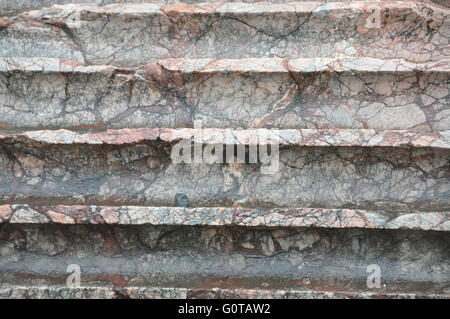 Dettaglio immagine di un antico romano colonna di marmo in un giorno di pioggia in Roma, Italia Foto Stock