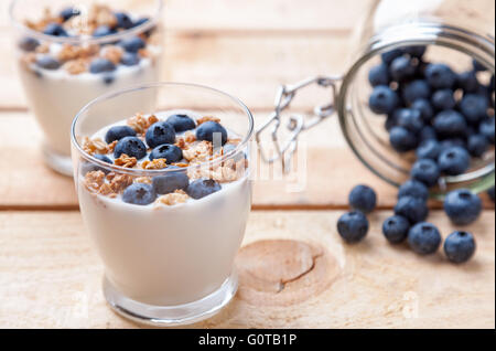 Nutrienti e salutari bio yogurt con mirtilli e cereali Foto Stock