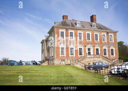 Vintage VW Beetle automobili parcheggiate fuori Standford Hall. Leicestershire, Inghilterra Foto Stock