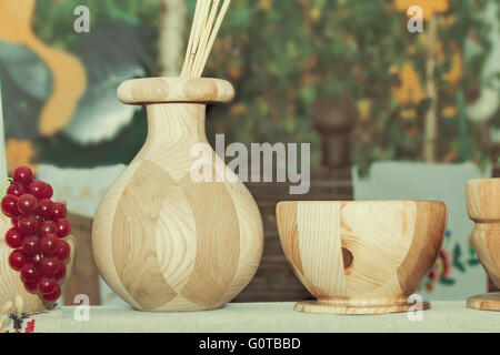 Sul display viene presentato per la vendita oggetti per il servizio da tavola di legno naturale, decorata con ornamenti da legni vari. Fatti a mano nella tr Foto Stock