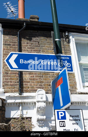 London cycle direzioni di rete segno indicante il percorso per barnes verde, di Barnes, Londra, Inghilterra Foto Stock