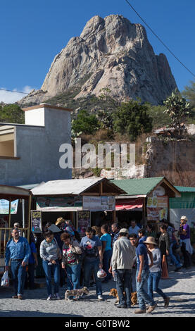 I turisti vicino a Peña de Bernal, un grande monolite in piedi 350 metri, si trova in Pueblito Magico di Bernal, Queretaro, Messico Foto Stock