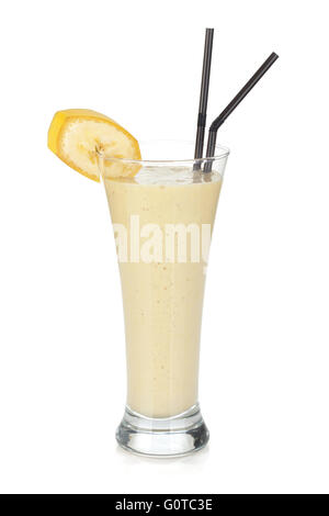 Banana frullato di latte con acqua potabile cannucce. Isolato su sfondo bianco Foto Stock