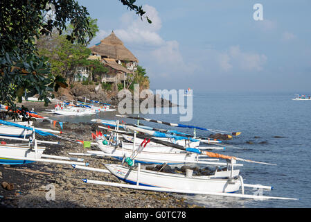 Spiaggiata barche da pesca spiaggia Selang Amed East coast Bali Indonesia Foto Stock