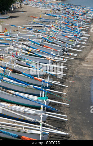 Spiaggiata barche da pesca spiaggia Selang Amed East coast Bali Indonesia Foto Stock