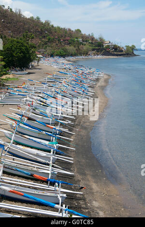 Spiaggiata barche da pesca spiaggia Selang Amed East coast Bali Indonesia Foto Stock