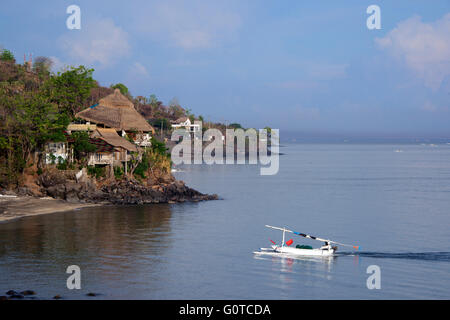 Tornando barca da pesca Selang Amed East Coast Bali Indonesia Foto Stock