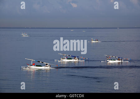 Tornando barche da pesca costa orientale Bali Indonesia Foto Stock