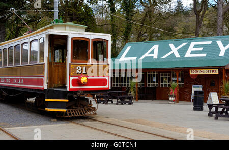 Manx elettrica ferroviaria tram alla stazione di Laxey Foto Stock