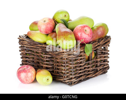 Mele e pere nel cestello. Isolato su sfondo bianco Foto Stock